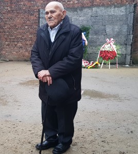 Kazimierz Tafil na dziedzińcu bloku nr 11 w dniu 27 stycznia 2018 r. Fot. Adam Cyra