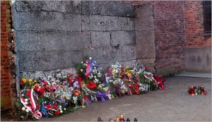 Ściana Straceń na dziedzińcu bloku nr 11